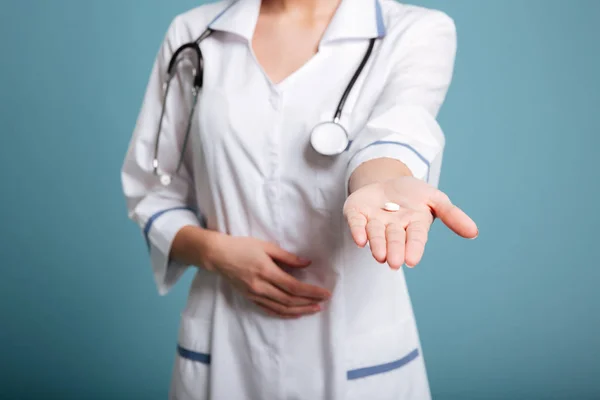 Shot van de pil in de verpleegkundigen hand geïsoleerd — Stockfoto