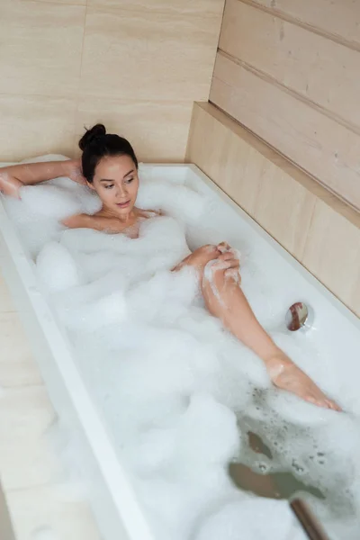 Attrayant séduisant jeune femme couché et relaxant dans la baignoire — Photo