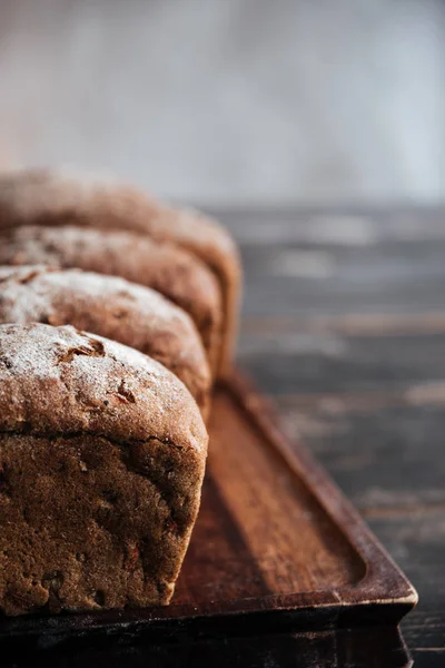 Pain à la farine sur table en bois sombre — Photo