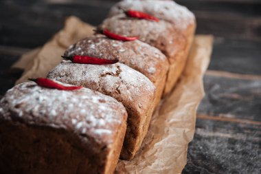 Ekmek unu ve koyu ahşap masa üzerinde biber ile