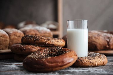 Karanlık tablo ve ekmek süt zemin üzerine hamur işleri
