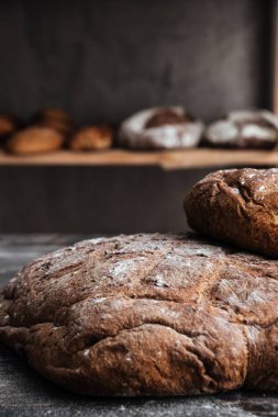 Ekmek unu ekmek koyu ahşap tablo ile