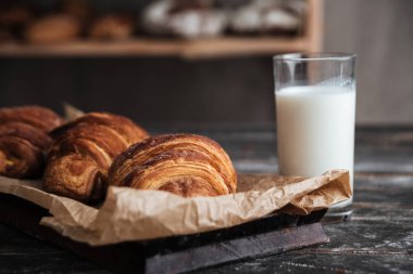 Koyu ahşap masa üzerinde hamur işleri