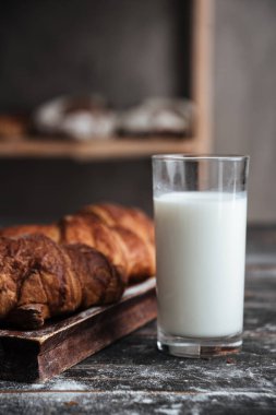 Koyu ahşap masa üzerinde hamur işleri