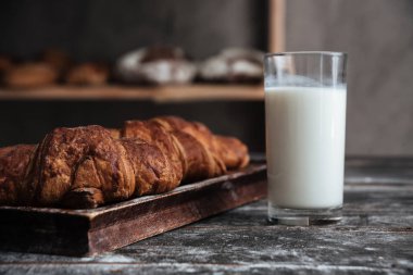 Koyu ahşap masa üzerinde hamur işleri