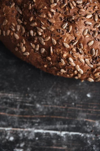 Pain sur table en bois foncé à la boulangerie — Photo