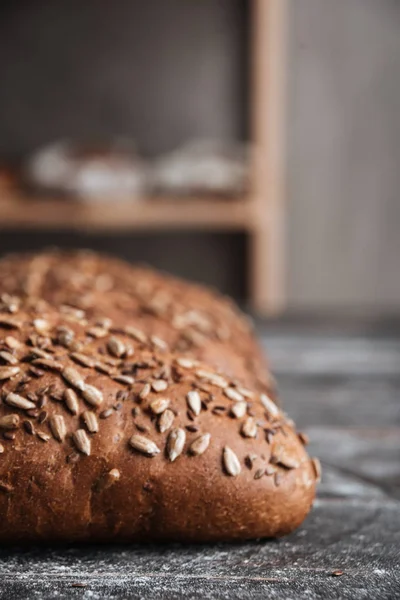 Pain sur table en bois foncé à la boulangerie — Photo