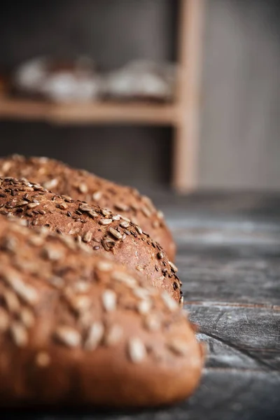 Pain sur table en bois foncé à la boulangerie — Photo