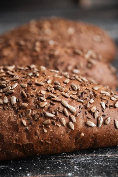 Pain sur table en bois foncé à la boulangerie — Photo