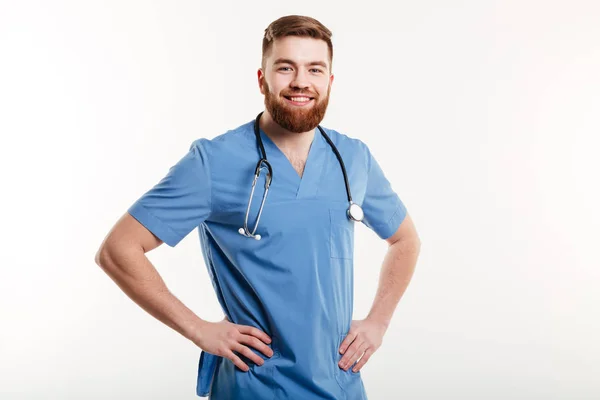 Retrato de um jovem médico homem positivo saudável com estetoscópio — Fotografia de Stock