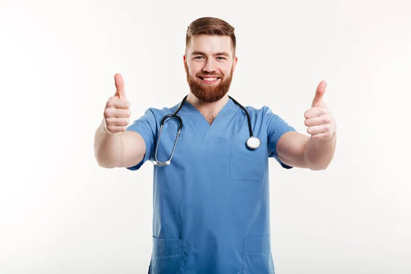 Portret van een vriendelijke jongeman arts met de stethoscoop weergegeven: — Stockfoto