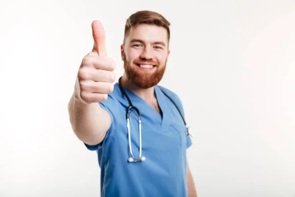 微笑开朗的男医生用听诊器现身竖起大拇指 — 图库照片