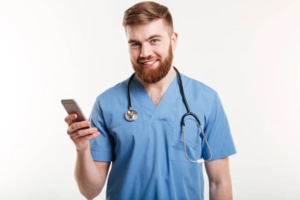 Portret van dokter met telefoon — Stockfoto