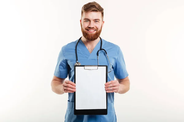 Portrét usměvavý příjemný lékař nebo zdravotní sestra — Stock fotografie