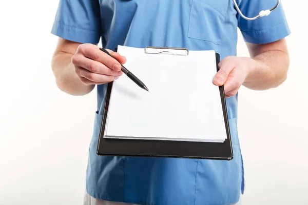 Przytrzymanie schowka z pusty papier i długopis ręka lekarza — Zdjęcie stockowe