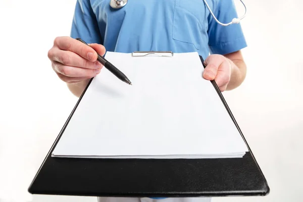 Mâna doctorului de sex masculin care ține un stilou și un clipboard cu hârtie goală și stetoscop izolat pe fundal alb — Fotografie, imagine de stoc