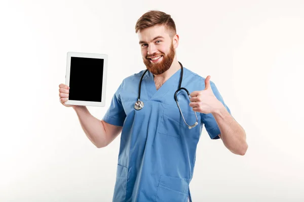 Médico ou enfermeiro apontando o dedo para comprimido de tela em branco — Fotografia de Stock