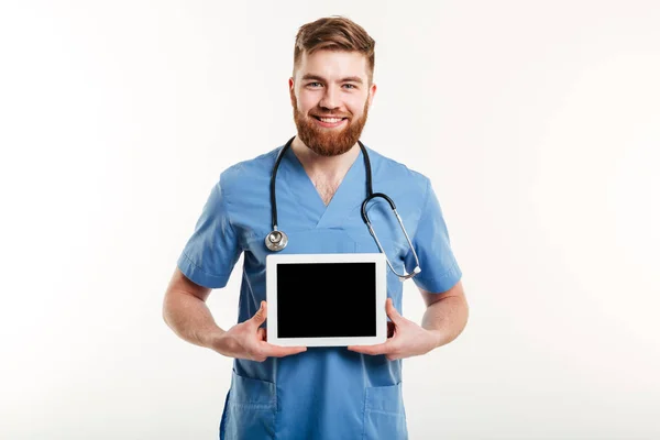 Retrato de um médico ou enfermeira amigável sorridente — Fotografia de Stock