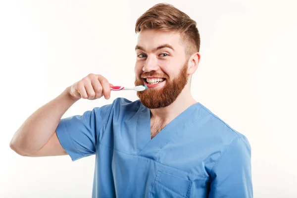 Portrait de jeune dentiste enseignant au patient comment se brosser les dents — Photo