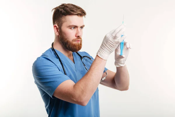 Portrait of a serious surgeon holding a syringe — Stock Photo, Image