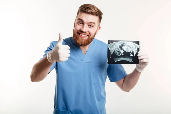 Happy ενθουσιασμένος αρσενική ιατρική γιατρό ή νοσοκόμα δείχνοντας το δάχτυλό — Φωτογραφία Αρχείου