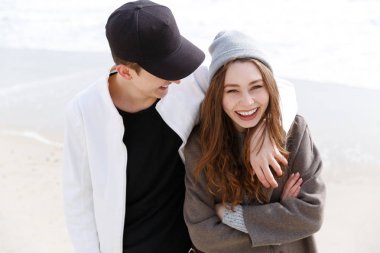 Çift sarılma ve açık havada gülüyor