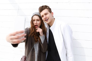 Mutlu genç çift alma selfie ile hareket eden telefon