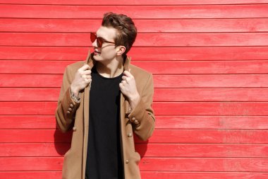 Yakışıklı genç güneş gözlüğü ve ceket ayakta