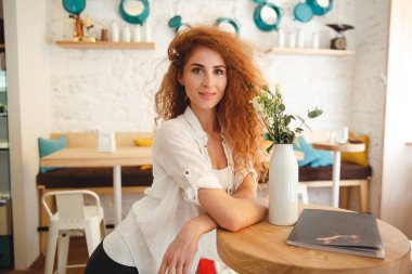 Muhteşem güzel redhead genç bayan kafede poz
