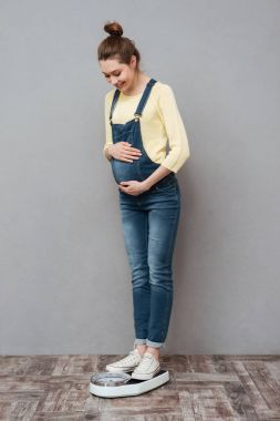 Oldukça hamile bayan ölçeklerde ayakta
