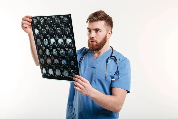 Retrato de un médico sorprendido mirando la tomografía computarizada —  Fotos de Stock