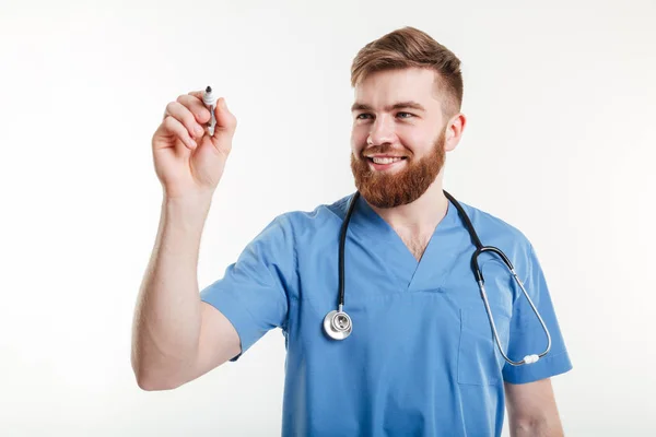 Manliga läkare eller sjuksköterska skriftligen med markör på en copyspace — Stockfoto