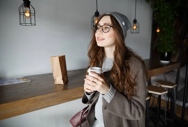 Mulher bonita sentada e bebendo café no café — Fotografia de Stock
