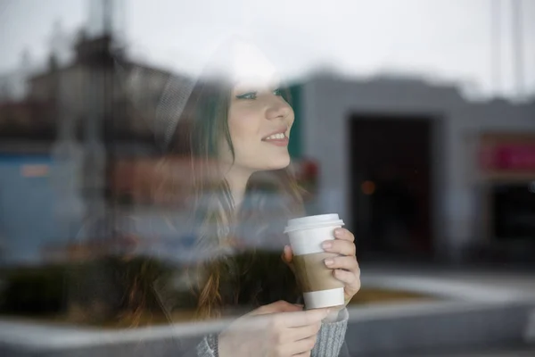 快乐美丽的年轻女子在咖啡馆里喝咖啡 — 图库照片