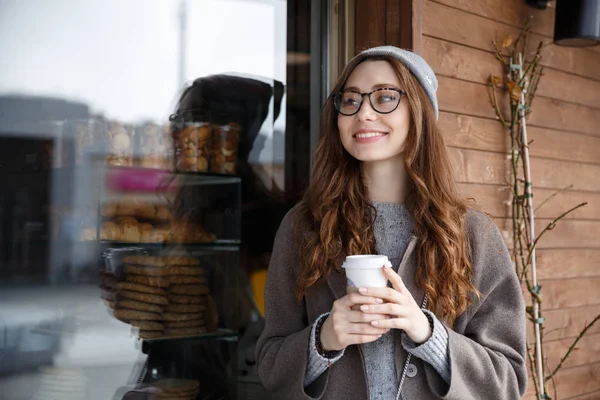 Mulher feliz bebendo café ao ar livre no outono — Fotografia de Stock