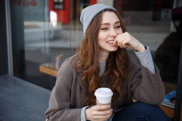 Kahve-to-go içme ve şehirde düşünerek mutlu kadın — Stok fotoğraf