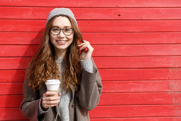 Alegre linda joven bebiendo tomar tomar lejos café —  Fotos de Stock