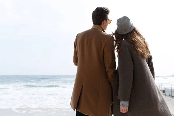 Rückansicht eines Paares, das den Blick auf den Strand genießt — Stockfoto