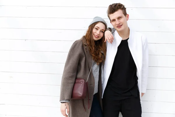 Belo jovem casal de pé juntos — Fotografia de Stock