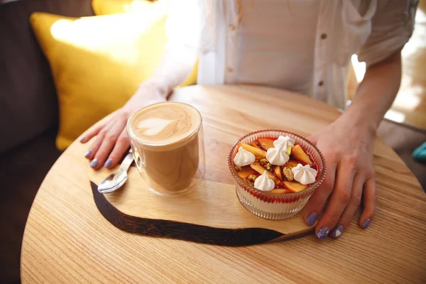 Photo recadrée de jeune femme rousse assise dans un café — Photo