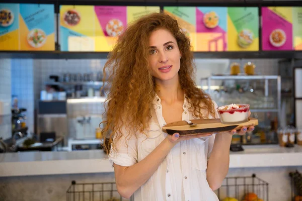 Cameriera sorridente che tiene il vassoio con dessert in caffè — Foto Stock