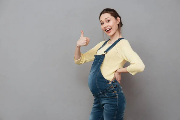 Sonriendo embarazada mostrando los pulgares hacia arriba gesto . —  Fotos de Stock