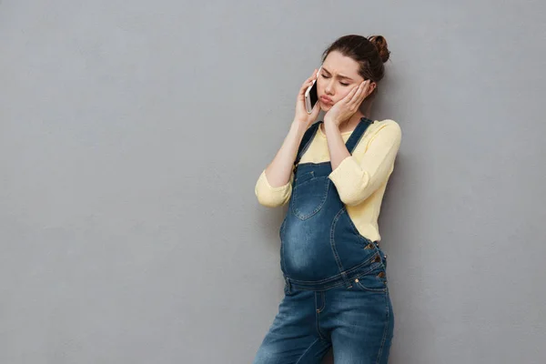 Wanita hamil muda yang khawatir berbicara di telepon genggam — Stok Foto