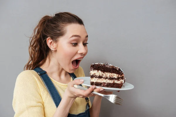 Hungrige junge schwangere Frau wird Schokoladenkuchen essen — Stockfoto