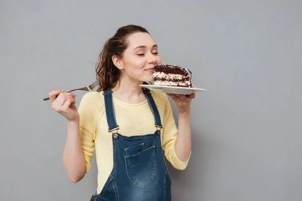 Hongerige jonge zwangere vrouw gaan eten chocolade cake — Stockfoto