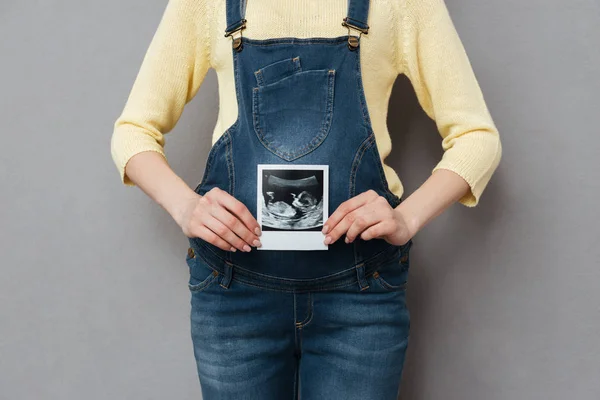 Ultrason tutan hamile kadın kırpılmış görüntü — Stok fotoğraf