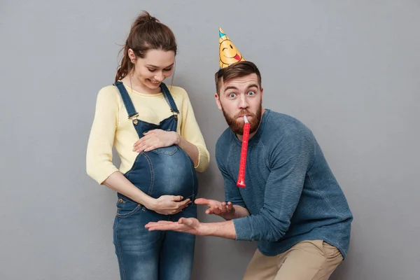 Retrato de una familia joven y feliz esperando un hijo y celebrando —  Fotos de Stock