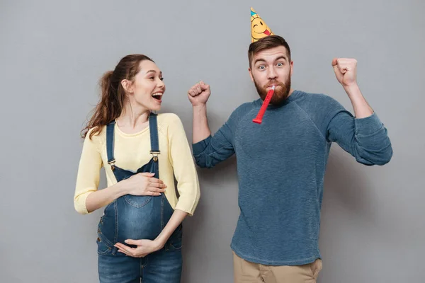 Portréja egy boldog fiatal család ünnepli a jövőben gyermek születése — Stock Fotó