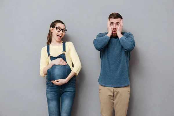 Grávida mulher feliz de pé perto gritando homem — Fotografia de Stock