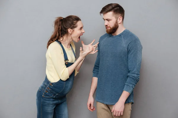 Pregnant screaming woman standing near serious man — Stock Photo, Image